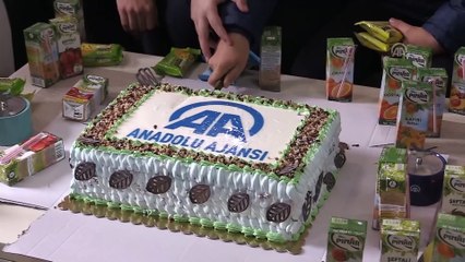 Öğrenciler gazeteciler gününü 'AA pastası' keserek kutladı - BURSA