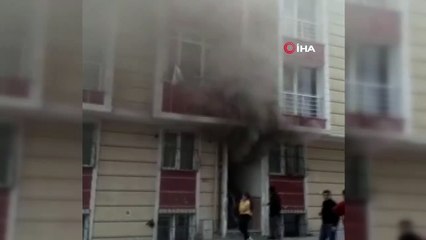 Esenyurt'ta bir apartmanda çıkan yangında mahsur kalan 14 kişi itfaiye ekiplerince kurtarıldı.