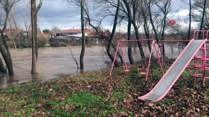 Kazdağlarında eriyen karlar çayın suyunu yükseltti, tarlalar sular altında kaldı