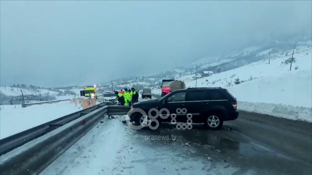 Ora News – Moti i keq, aksidentohet makinë në Rrugën e Kombit, 2 maqedonas të plagosur