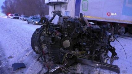 Buzlanan yolda 2 tır kafa kafaya çarpıştı: 2 kişi yaralandı