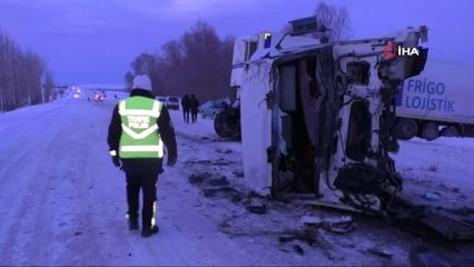 Buzlanan Yolda 2 Tır Kafa Kafaya Çarpıştı: 2 Kişi Yaralandı