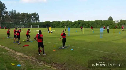 L'échauffement des Mouscronnois en stage