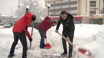 Aktivistët e Vetëvendosjes pastrojnë rrugët e Gjakovës-Lajme