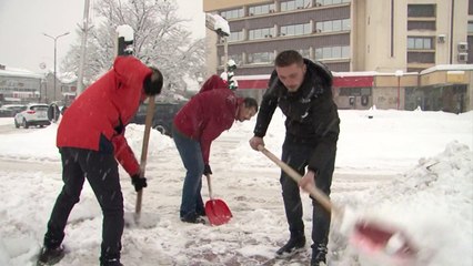 Aktivistët e Vetëvendosjes pastrojnë rrugët e Gjakovës-Lajme