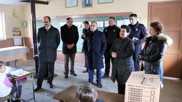 'İlmek İlmek Örülen' atkı ve bereler öğrencilere dağıtıldı - MANİSA