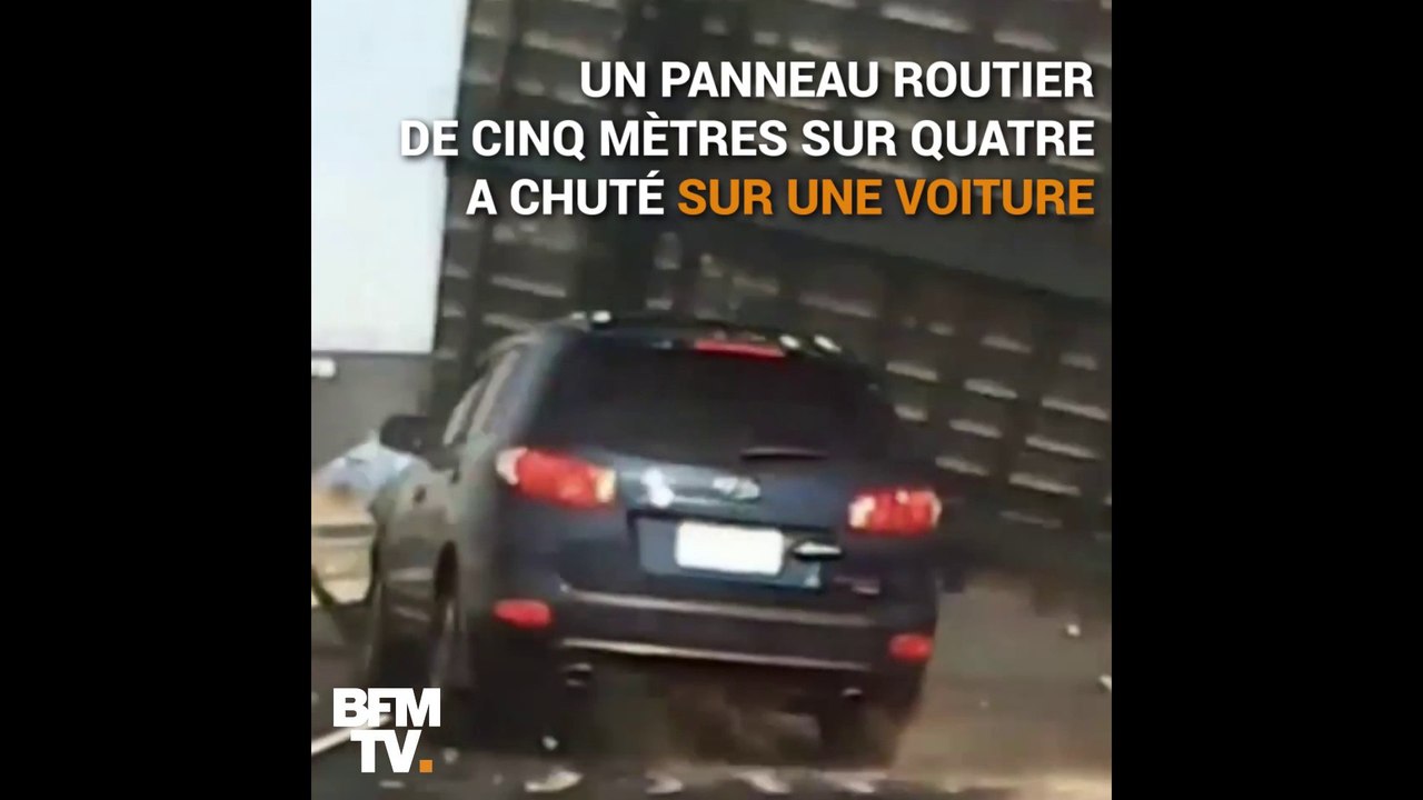 En Australie, un panneau de direction chute sur une voiture