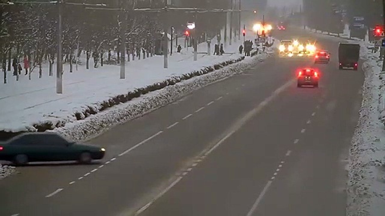 Condutor furioso ataca peões que atravessavam a estrada de forma MUITO perigosa