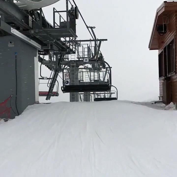 Ces 2 skieurs tombent salement du téléphérique !