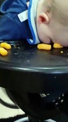 Endormi la tête dans les chips curly's ! ce bébé est génial !