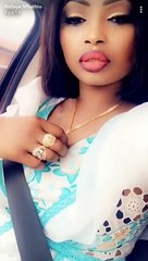 Mbathio Ndiaye chauffe la toile avec son tatouage sur sa poitrine