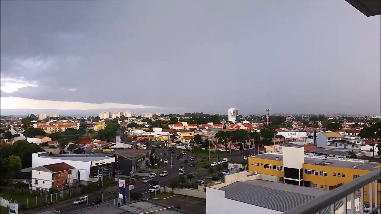 Impressionnant : cette foudre est tombée de nul part !