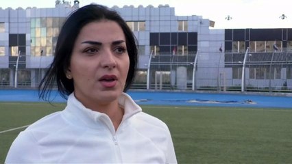 شاهد: مها جنود أول مدربة كرة قدم لنادي رجالي تتحدى النزاع والعقليات في سوريا