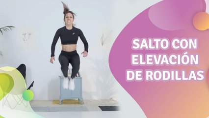 Salto con elevación de rodillas (mujer)