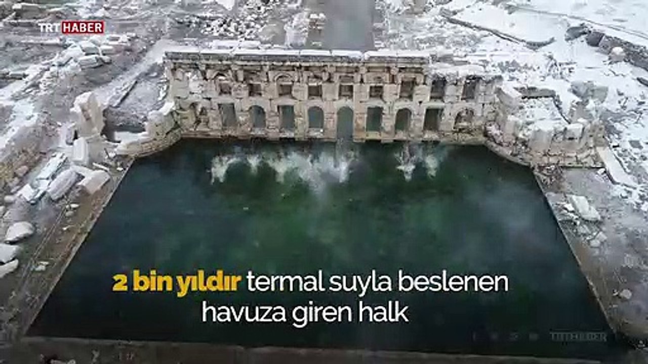 İki bin yıllık tarihi havuzda kar altında yüzüyorlar