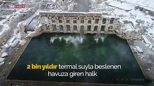 İki bin yıllık tarihi havuzda kar altında yüzüyorlar