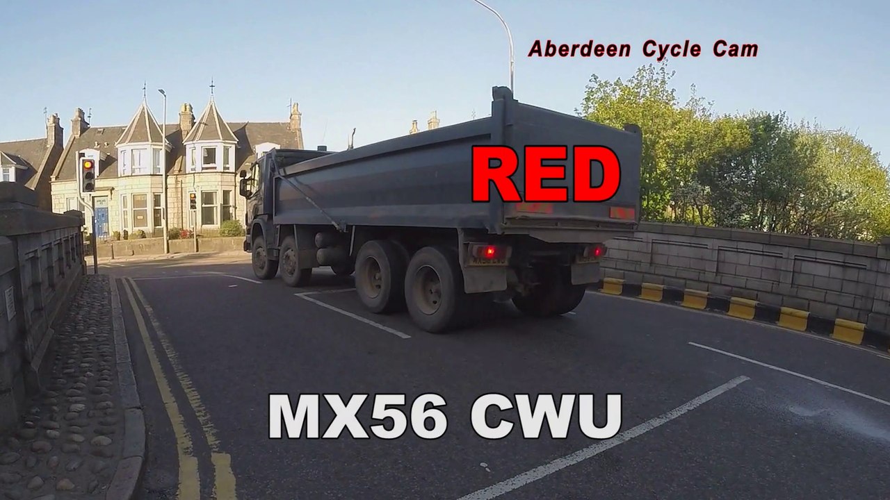 MX56CWU - Lorry driver blatanly jumps a red light on a sharp left turn - Bedford Road, Aberdeen