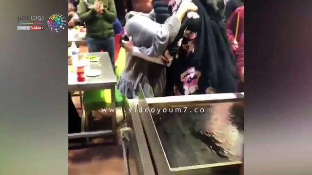 أكلة سمينة تجمع رجاء الجداوى ومنى عبد الغنى وبوسى شلبى فى إمبابة