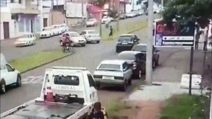 Câmera flagra batida entre moto e bicicleta na Avenida Brasil