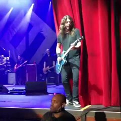 Dave Grohl Fell Off the Stage in Vegas After Chugging a Beer - Foo Fighters 2019