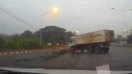 Cet automobiliste réussi à éviter un camion de justesse