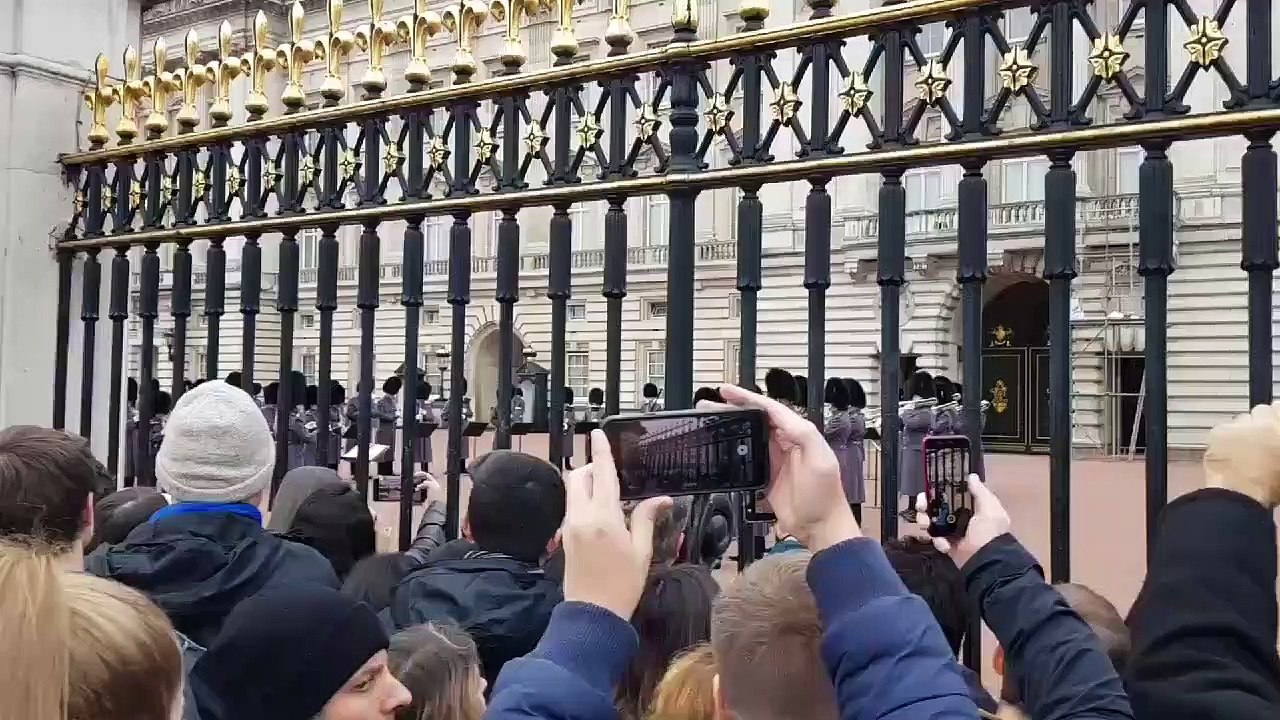 Quand la garde royale joue  Bohemian Rhapsody devant Buckingham Palace