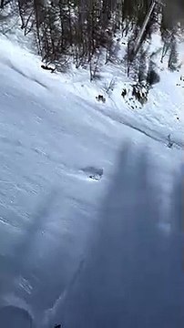Ce skieur a perdu ses skis et dévale la piste sans pouvoir s'arreter