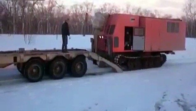 Des russes tentent de charger un véhicule tout terrain... Raté