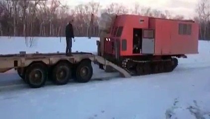 Des russes tentent de charger un véhicule tout terrain... Raté