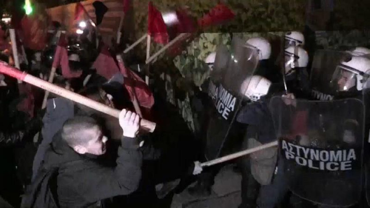 Athen: linksradikale protestieren gewaltsam gegen merkel-besuch