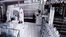 Câmera registra ação de arrombadores em loja no Centro