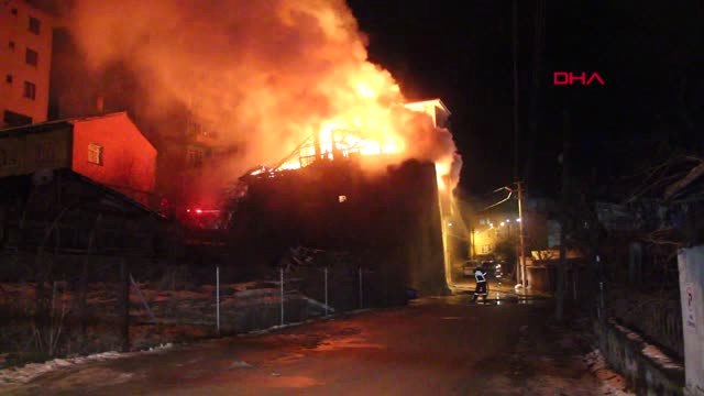 3 Katlı Ahşap Ev 'Alev Alan Çamaşır Kurutma Makinesi Nedeniyle Yandı' İddiası