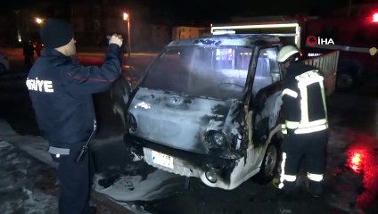 Karaman’da park halindeki kamyonet alev alev yandı