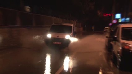 İzmir'de Sağanak Yağış Etkili Oldu