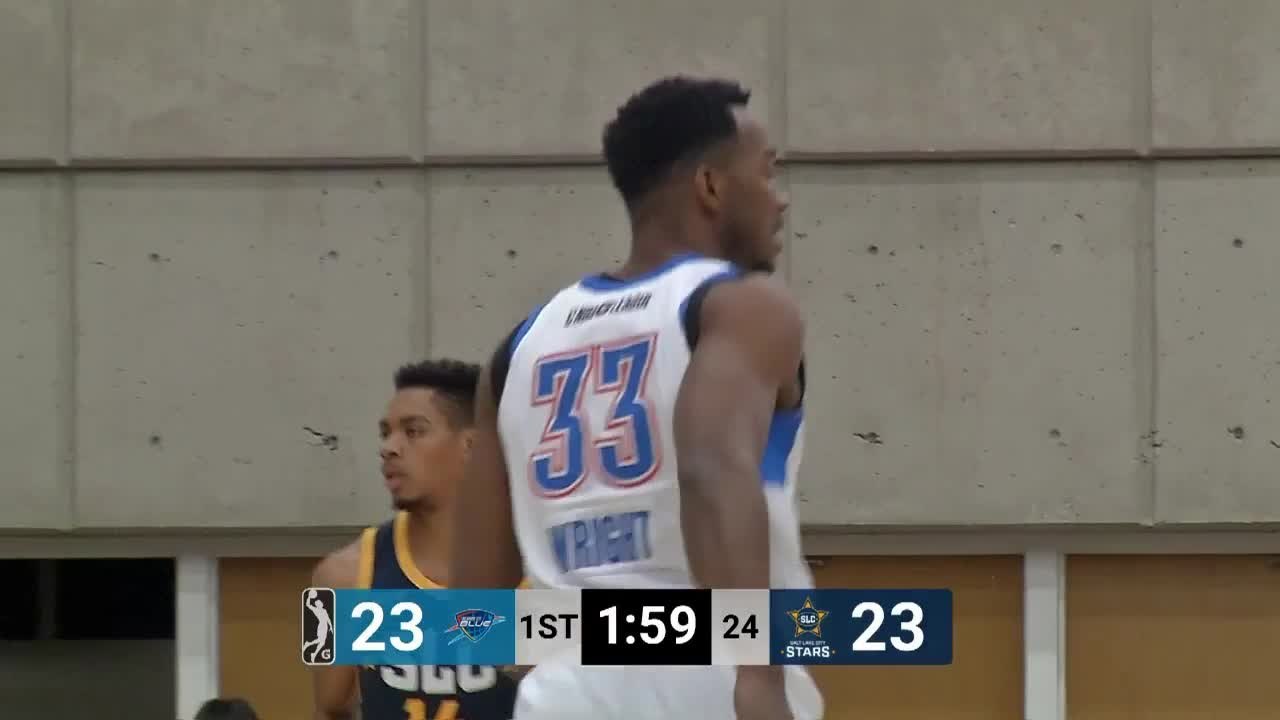 Chris Wright throws down the alley-oop!