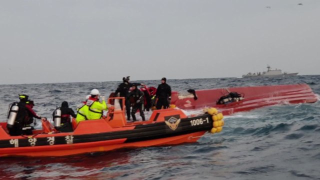 낚싯배 전복돼 3명 사망...화물선과 충돌 / YTN