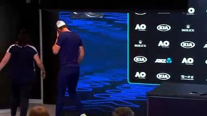 En larmes, l'ancien numéro un mondial de tennis, Andy Murray, annonce mettre fin à sa carrière cette année