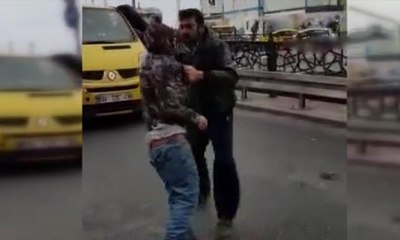 Taksim Meydanı'nda dolmuşçuların korna kavgası kamerada