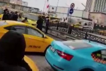 Taksim'de Dolmuşçuların Korna Kavgası Kamerada