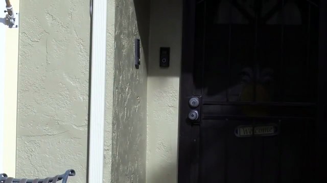 Un homme filmé en train de lécher la sonnette d’une maison en pleine nuit pendant 3 heures