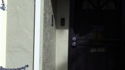 Un homme filmé en train de lécher la sonnette d’une maison en pleine nuit pendant 3 heures