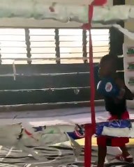 Un enfant de 6 ans boxe comme un pro de 30 ans