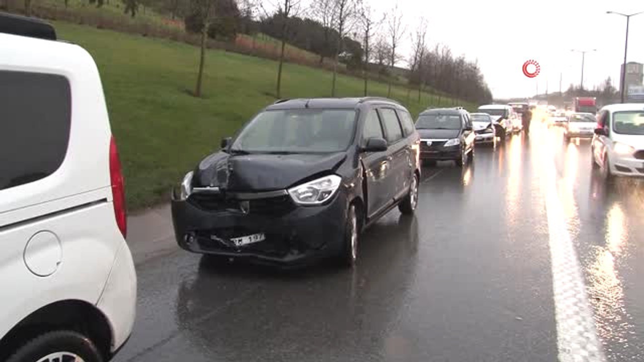 Tem'de 5 Aracın Karıştığı Zincirleme Kaza Sonrasında Trafik Durma Noktasına Geldi