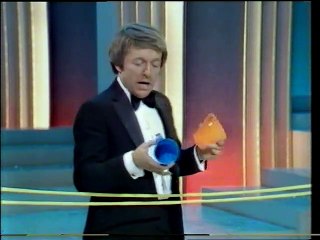 Paul Daniels Magic Show S03E07 - Christmas Special (1981)