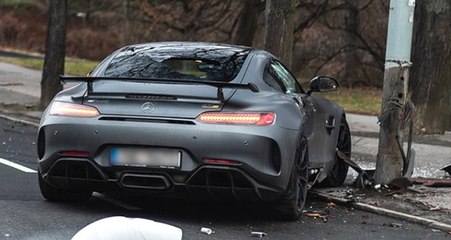 Eski Galatasaraylı Semih Kaya, Lüks Arabasıyla Direğe Çarptı