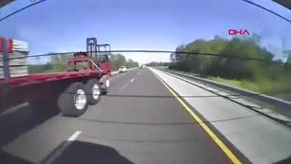 Dha Dış - Hayatını, Aracına Çarptığı Polis Kurtardı