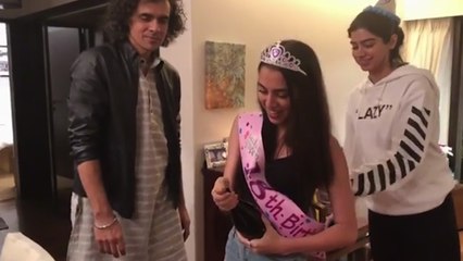 Aaliyah Kashyap can't open Champagne bottle, Khushi can't help smiling