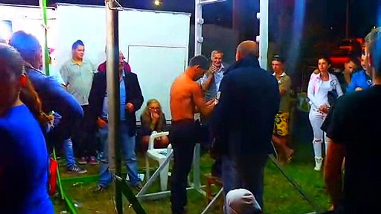 Bruce Lee de Romania isi incearca forta la bara-Bruce Lee of Romania trying his strenght