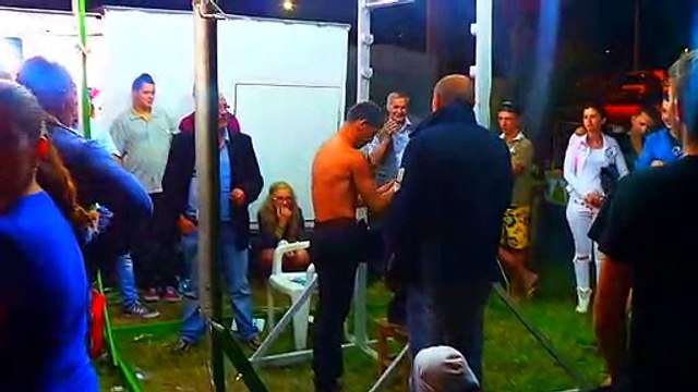 Bruce Lee de Romania isi incearca forta la bara-Bruce Lee of Romania trying his strenght