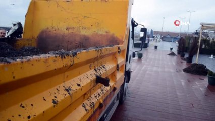 Lodosun etkisiyle 6 metreye ulaşan dalgalar demir parmaklıkları parçaladı